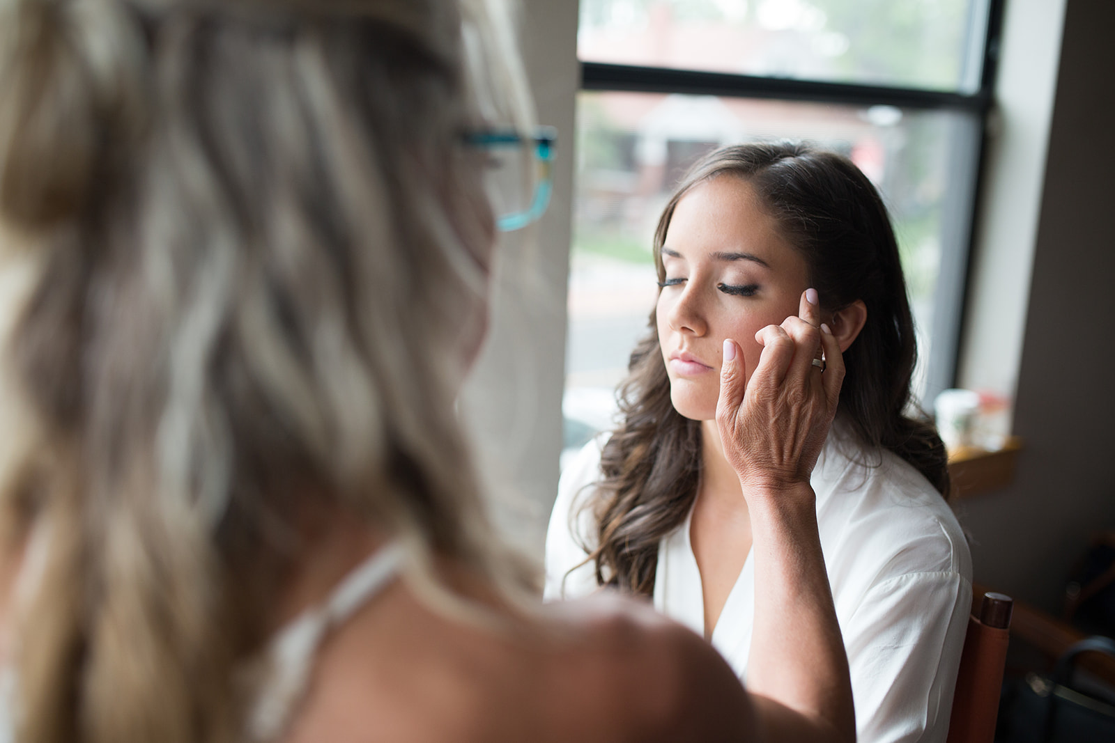 bride getting makeup done for downtown wedding