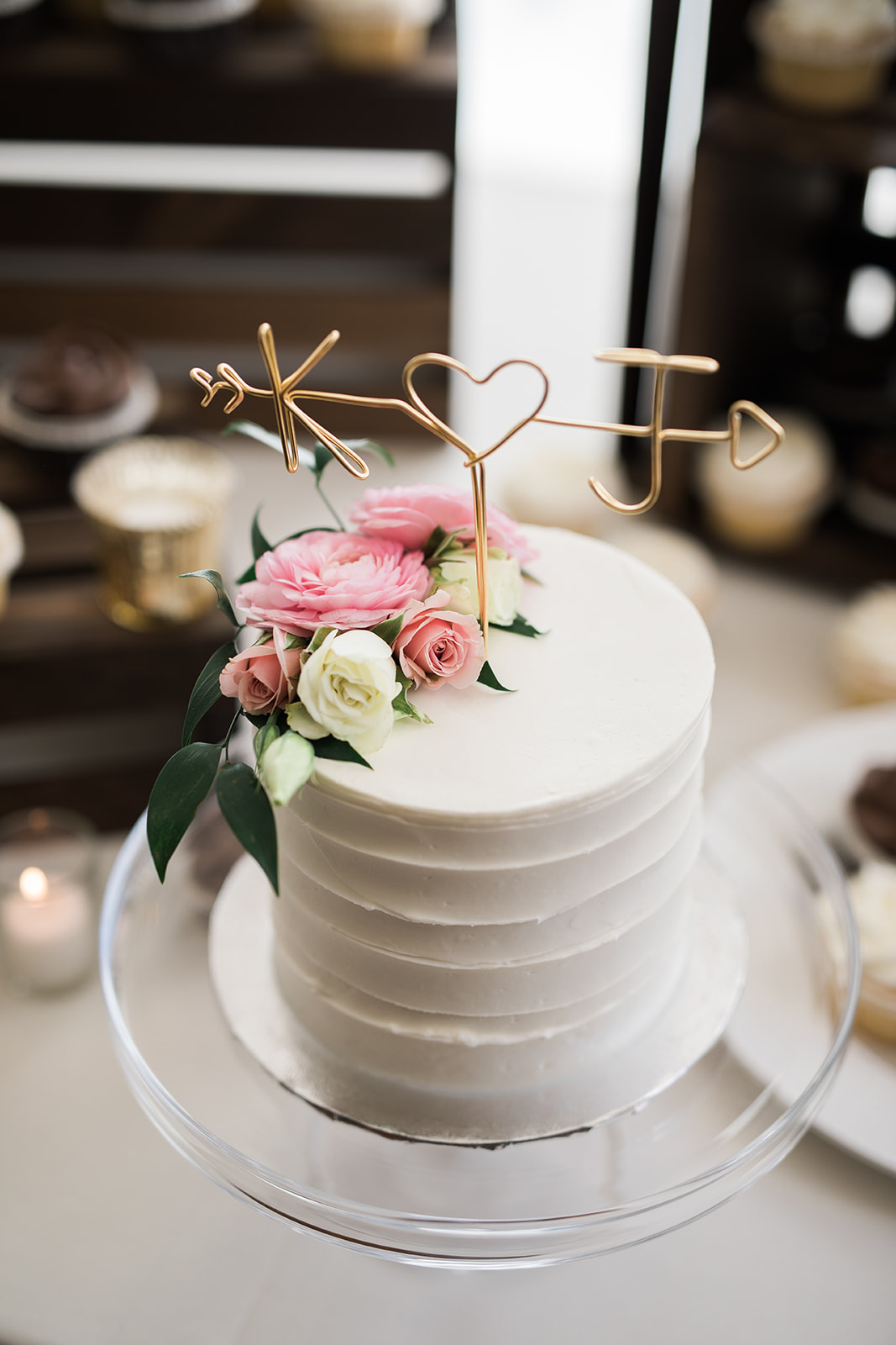 wedding cake for intimate colorado backyard wedding