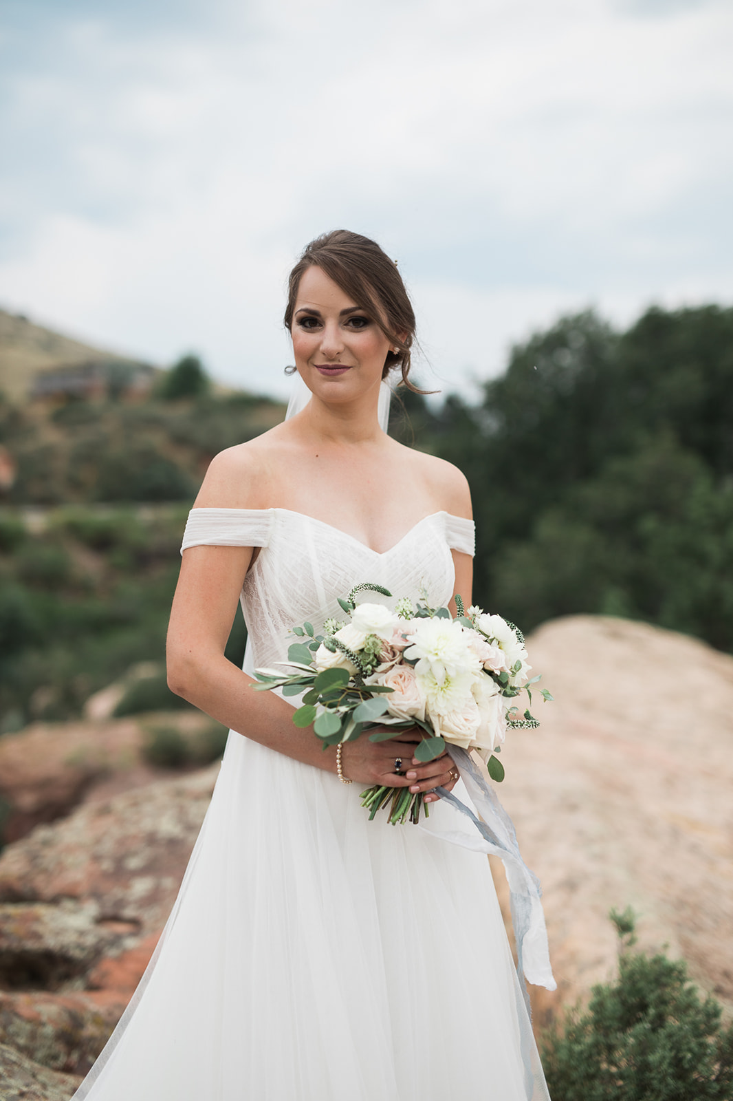 willow creek manor bride with bouquet