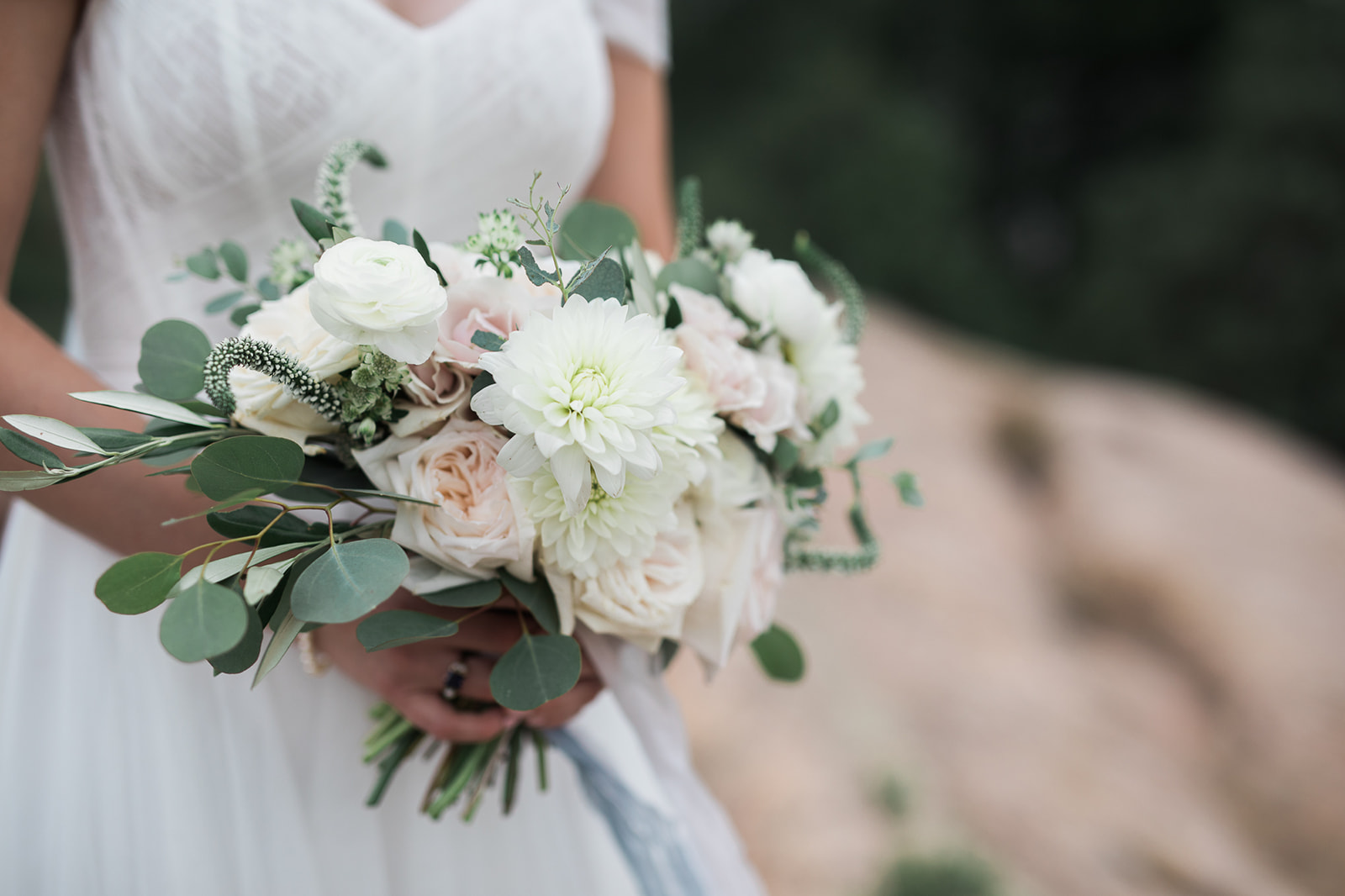 willow creek manor bride with bouquet
