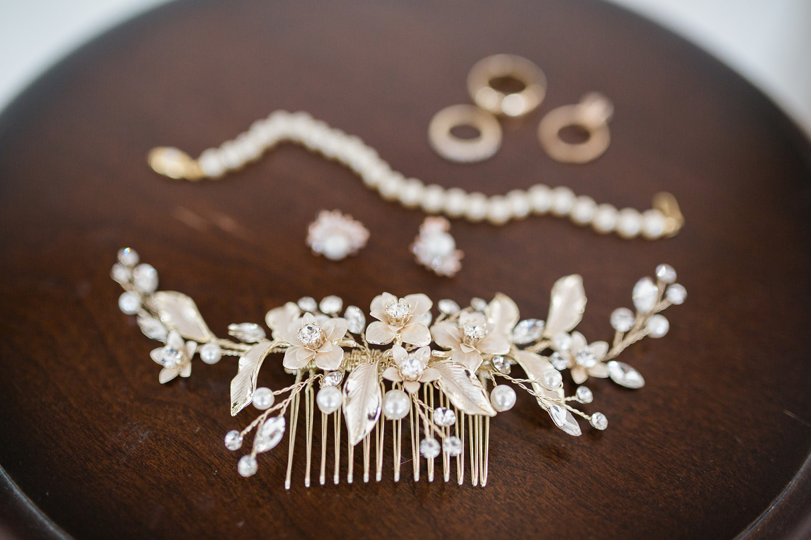 decorative hair comb and jewelry for manor wedding bride