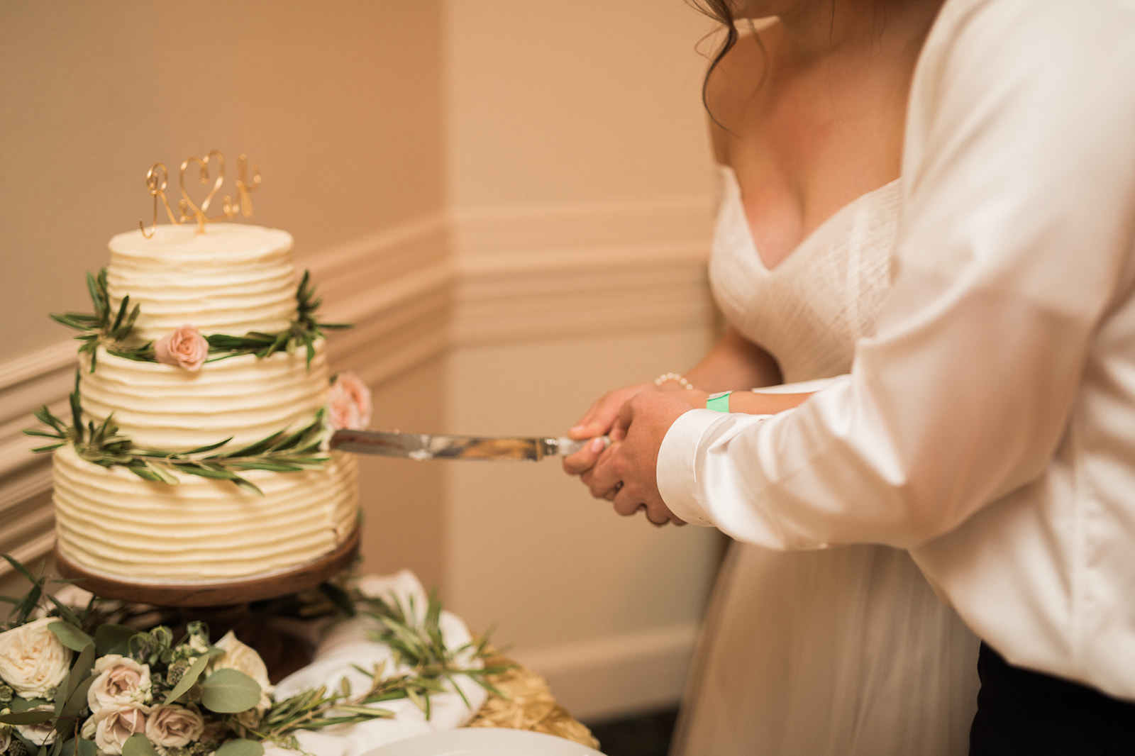bride and groom cutting cake at willow ridge manor wedding