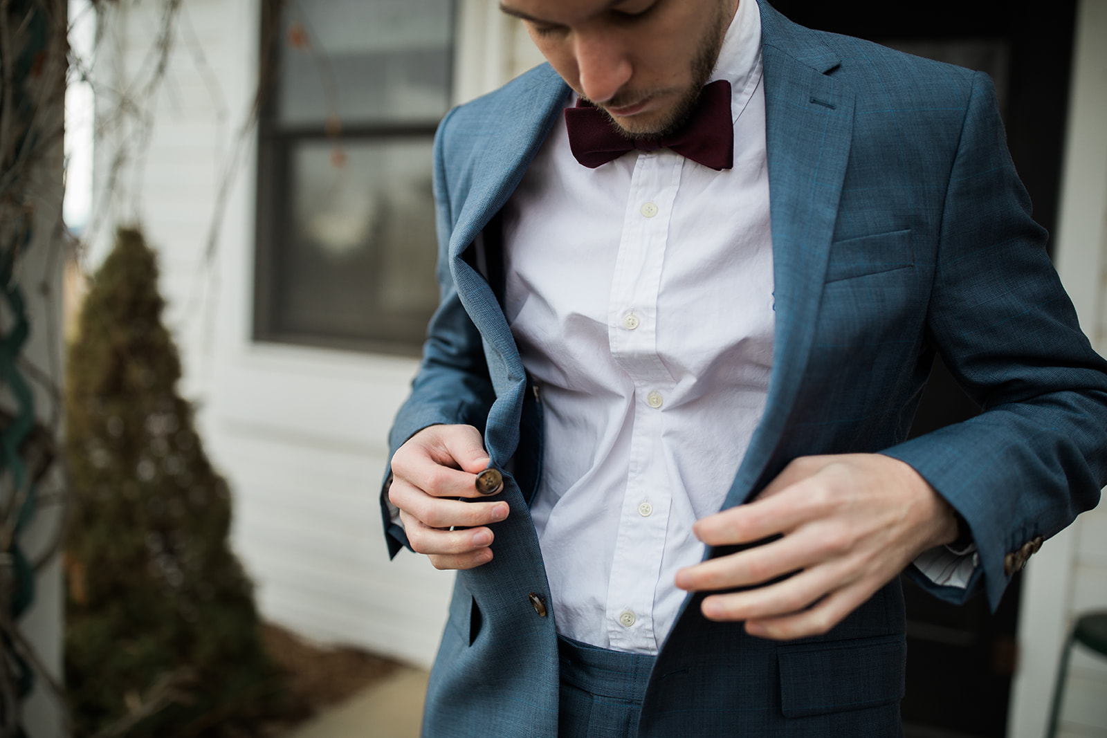 groom gets ready for Sprague Lake elopement