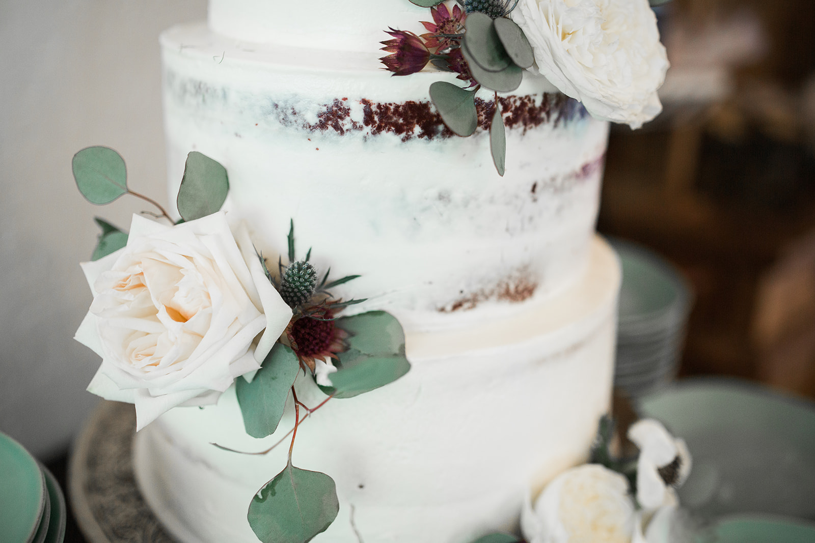 floral decoration on wedding cake